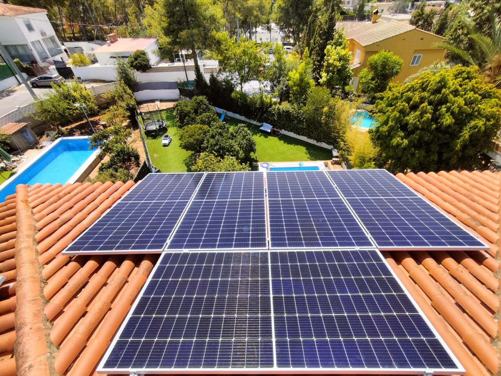 ¿Cuántos Paneles Solares Necesito para mi Casa? Guía y Cálculo Real 2026